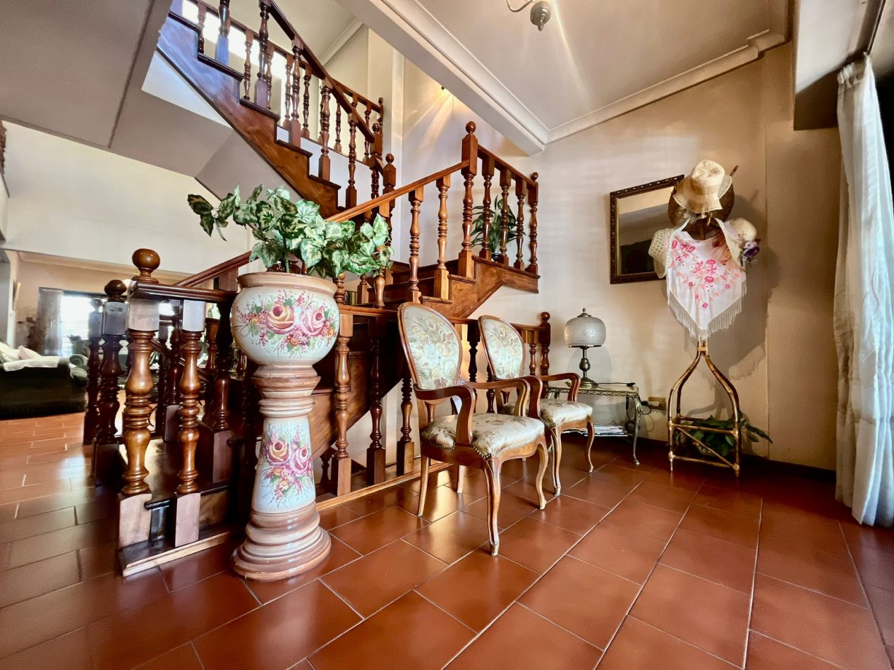 Se Vende Excelente Casa Cinco ambientes, con 4 Cocheras, posible permuta por menor valor!!