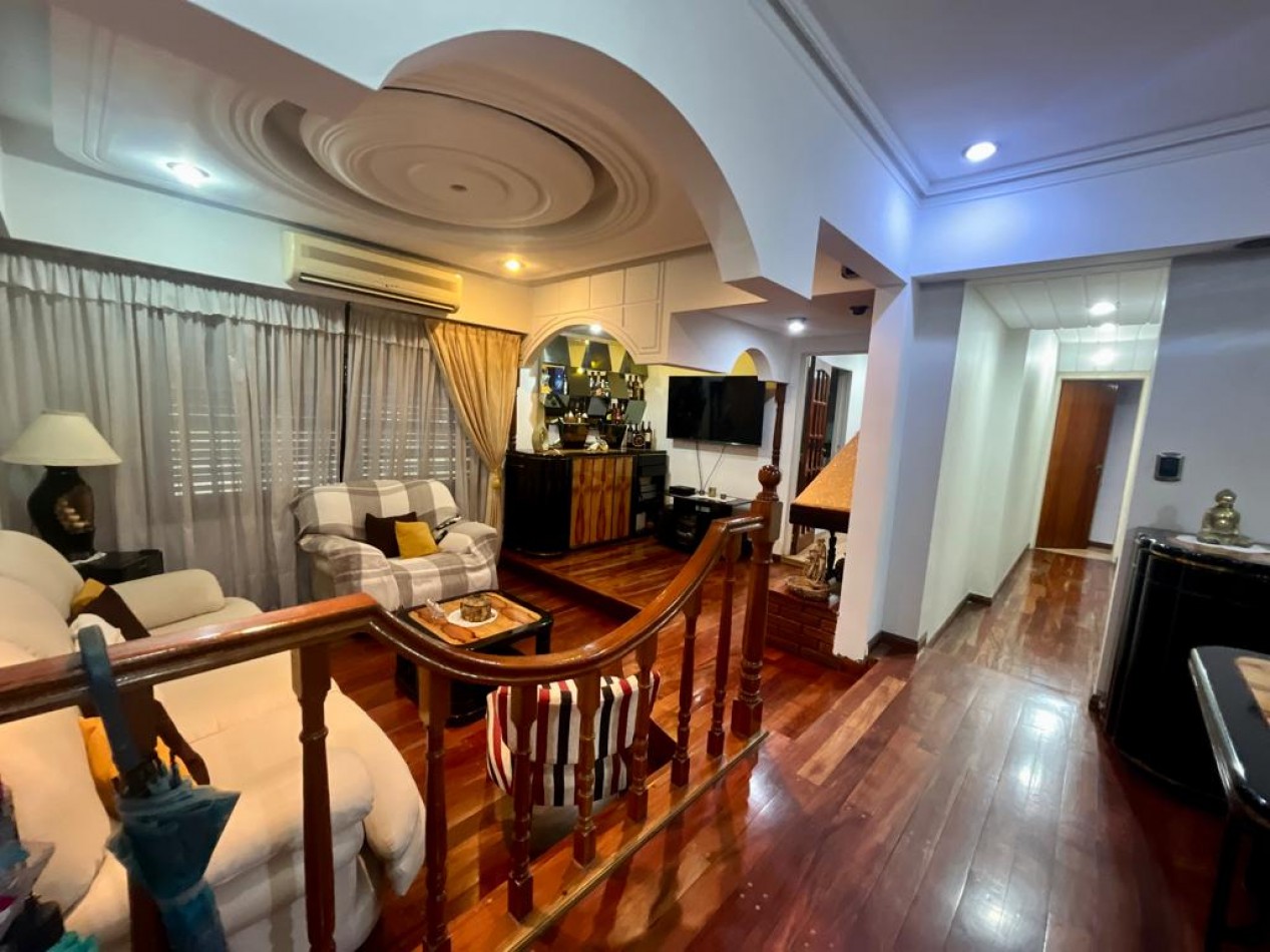 En Venta Casa cuatro ambientes, cochera doble, piscina, Excelente!! (Villa Lugano)