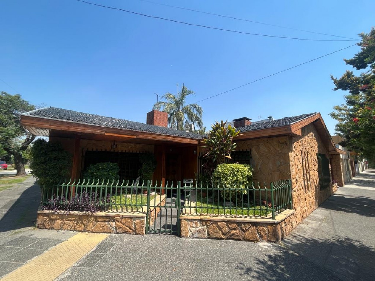 En Venta Casa cuatro ambientes, cochera doble, piscina, Excelente!! (Villa Lugano)