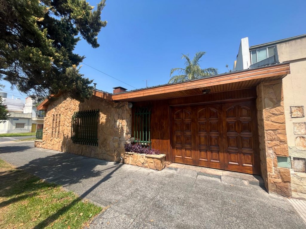 En Venta Casa cuatro ambientes, cochera doble, piscina, Excelente!! (Villa Lugano)