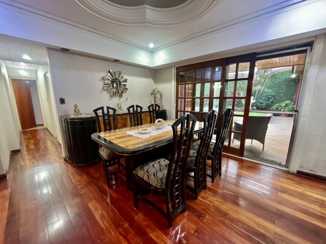 En Venta Casa cuatro ambientes, cochera doble, piscina, Excelente!! (Villa Lugano)