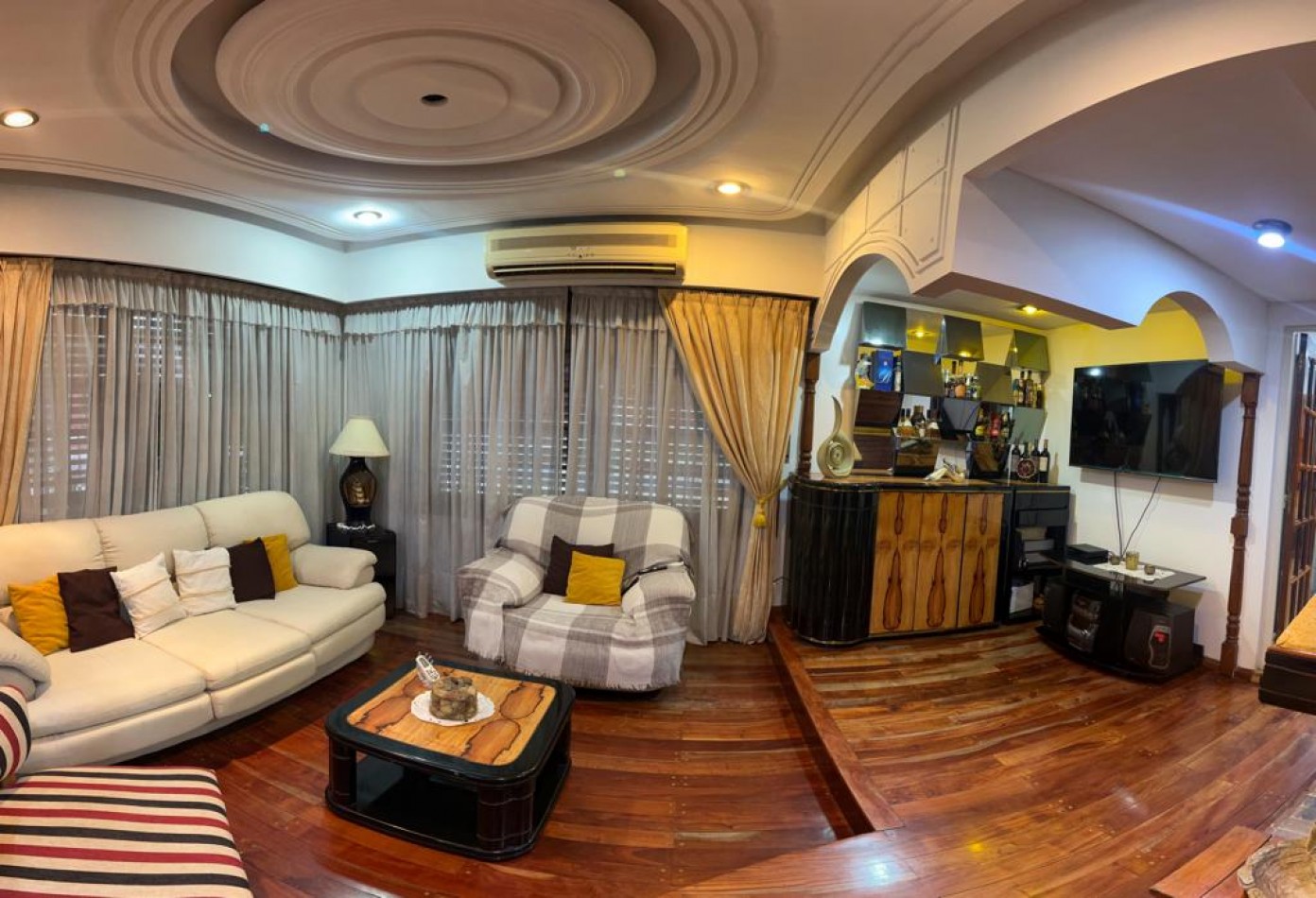 En Venta Casa cuatro ambientes, cochera doble, piscina, Excelente!! (Villa Lugano)