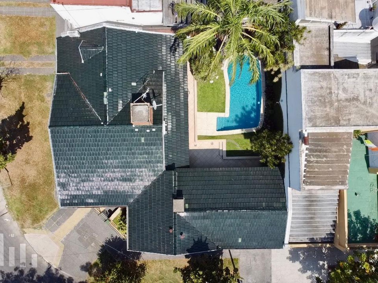 En Venta Casa cuatro ambientes, cochera doble, piscina, Excelente!! (Villa Lugano)