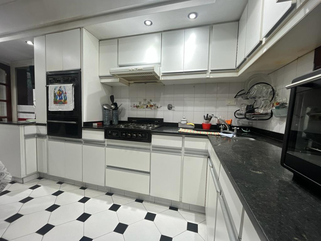 En Venta Casa cuatro ambientes, cochera doble, piscina, Excelente!! (Villa Lugano)