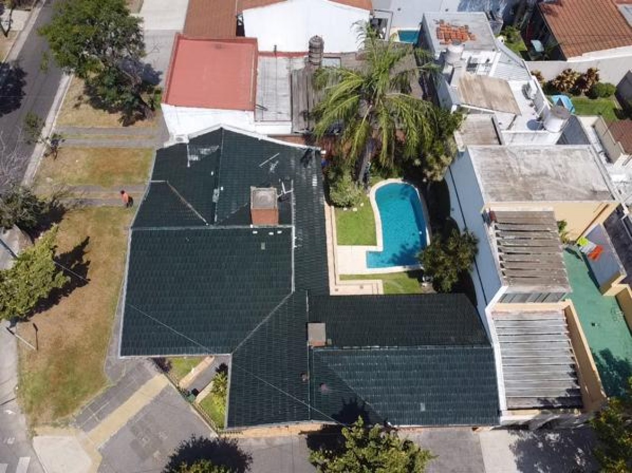 En Venta Casa cuatro ambientes, cochera doble, piscina, Excelente!! (Villa Lugano)