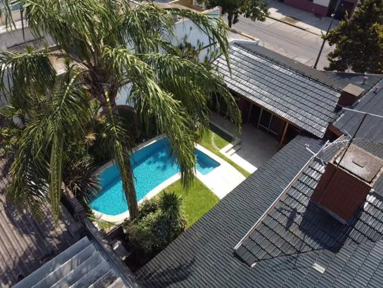 En Venta Casa cuatro ambientes, cochera doble, piscina, Excelente!! (Villa Lugano)