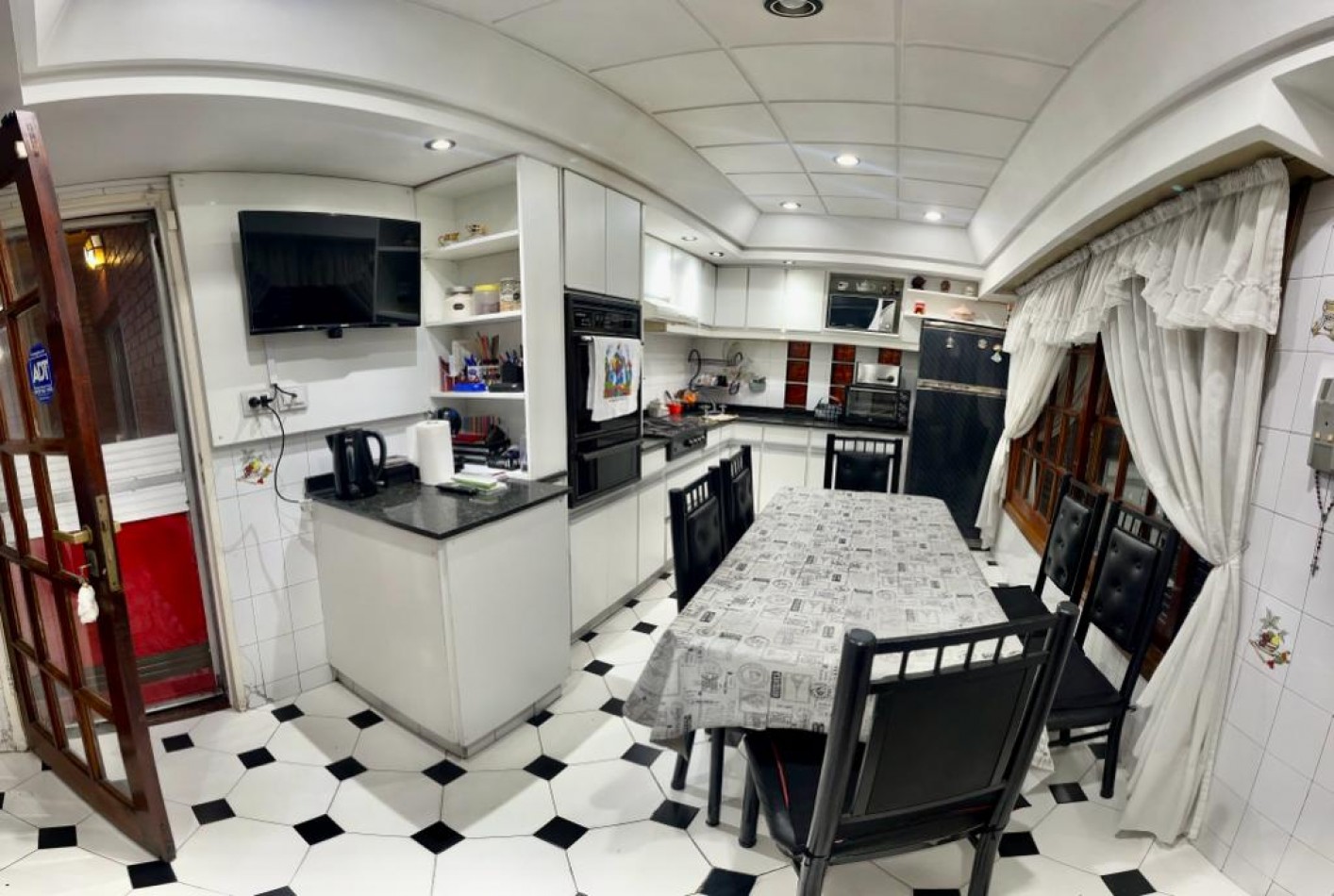 En Venta Casa cuatro ambientes, cochera doble, piscina, Excelente!! (Villa Lugano)