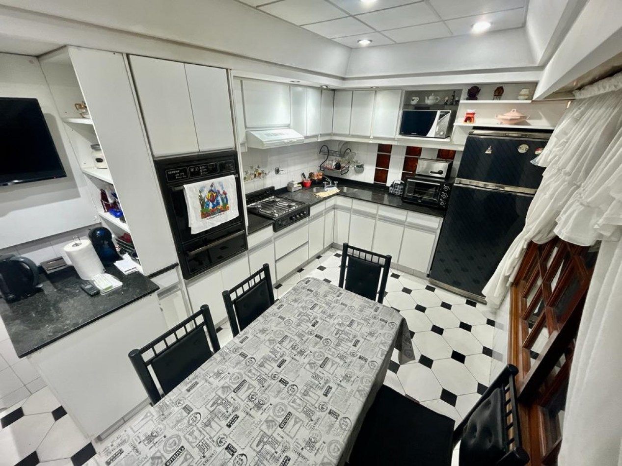 En Venta Casa cuatro ambientes, cochera doble, piscina, Excelente!! (Villa Lugano)