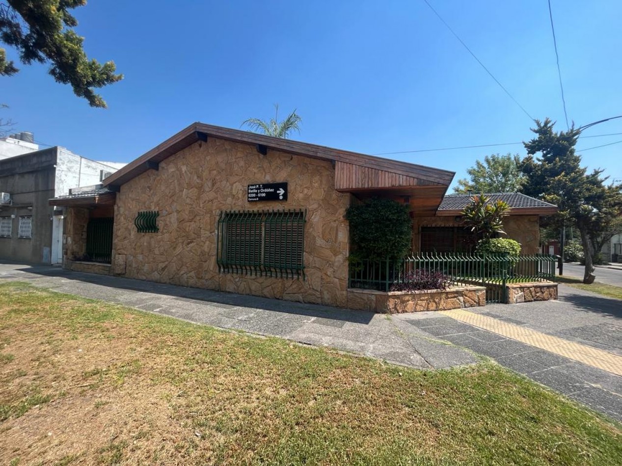 En Venta Casa cuatro ambientes, cochera doble, piscina, Excelente!! (Villa Lugano)