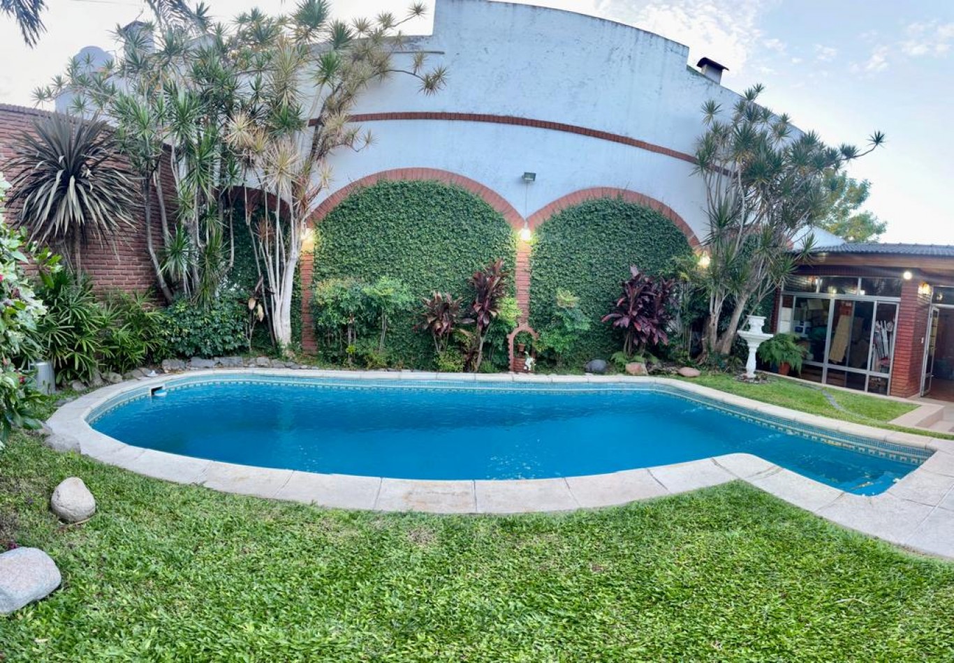 En Venta Casa cuatro ambientes, cochera doble, piscina, Excelente!! (Villa Lugano)