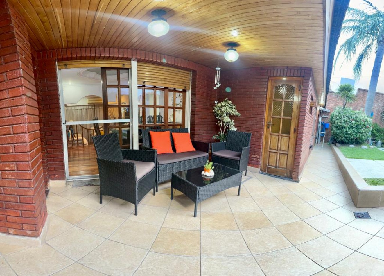 En Venta Casa cuatro ambientes, cochera doble, piscina, Excelente!! (Villa Lugano)