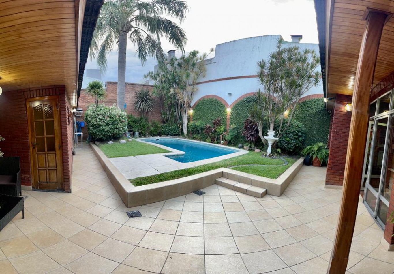 En Venta Casa cuatro ambientes, cochera doble, piscina, Excelente!! (Villa Lugano)