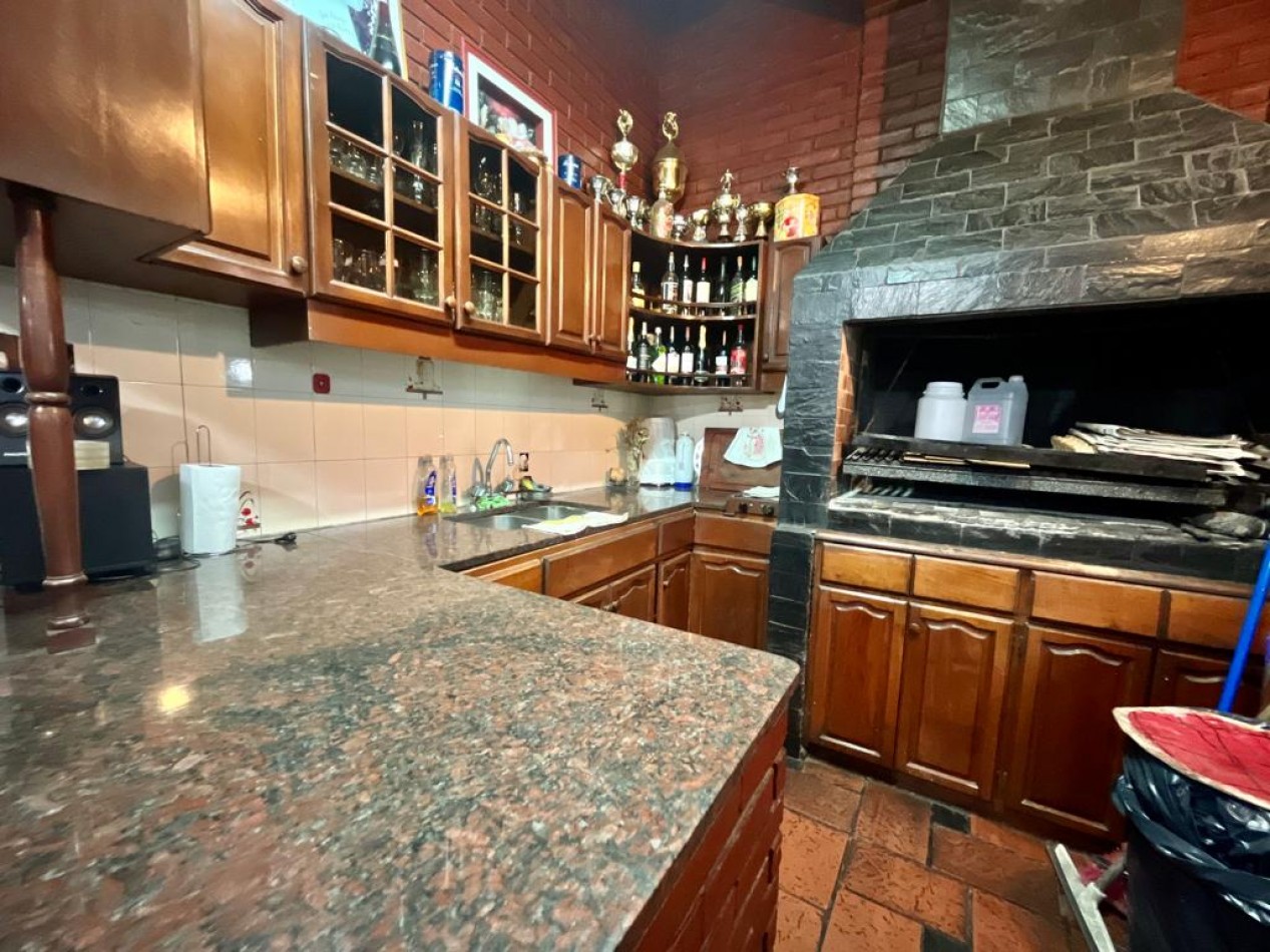 En Venta Casa cuatro ambientes, cochera doble, piscina, Excelente!! (Villa Lugano)