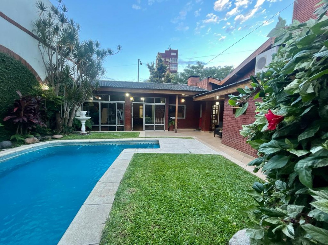 En Venta Casa cuatro ambientes, cochera doble, piscina, Excelente!! (Villa Lugano)