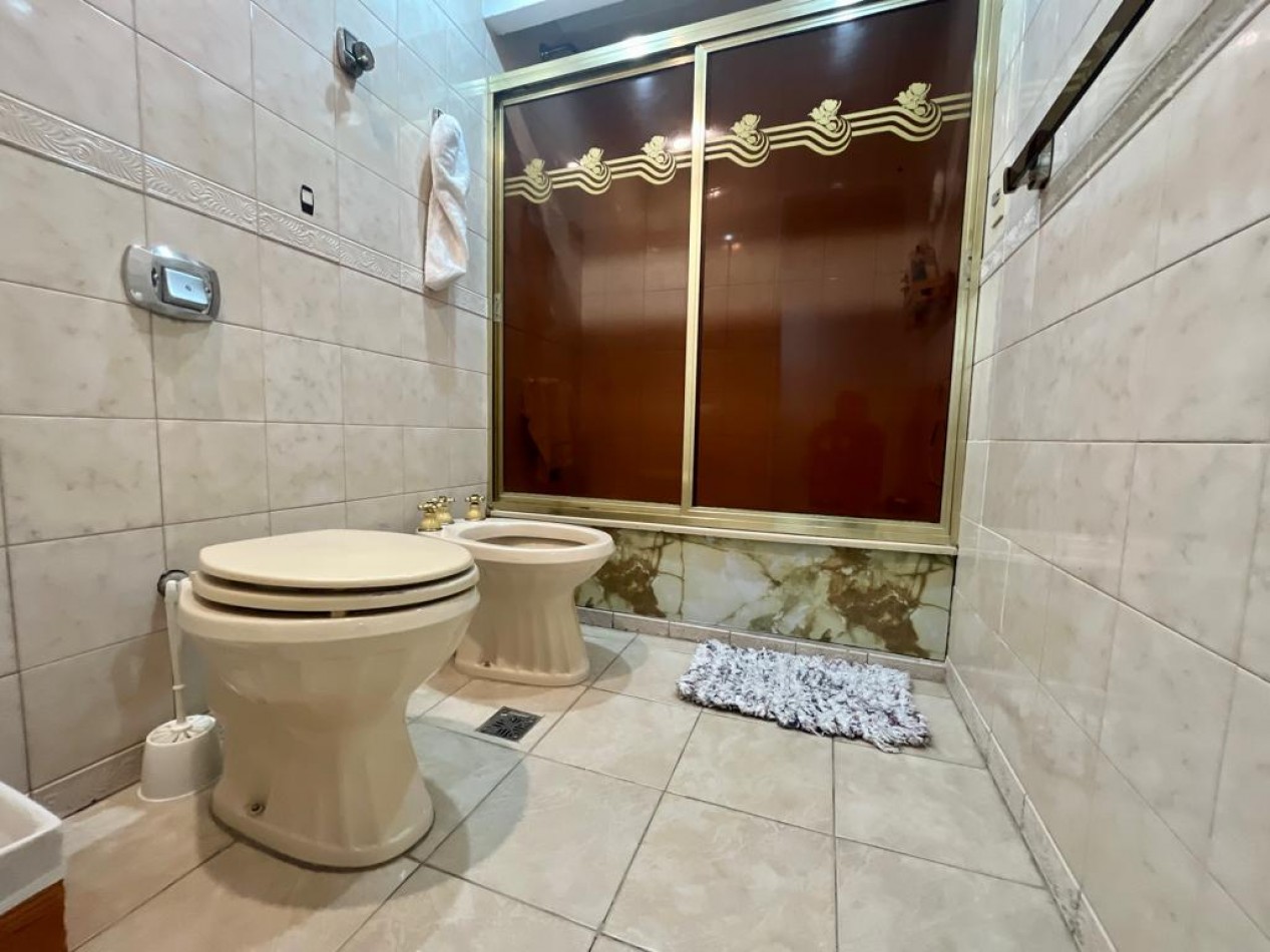 En Venta Casa cuatro ambientes, cochera doble, piscina, Excelente!! (Villa Lugano)
