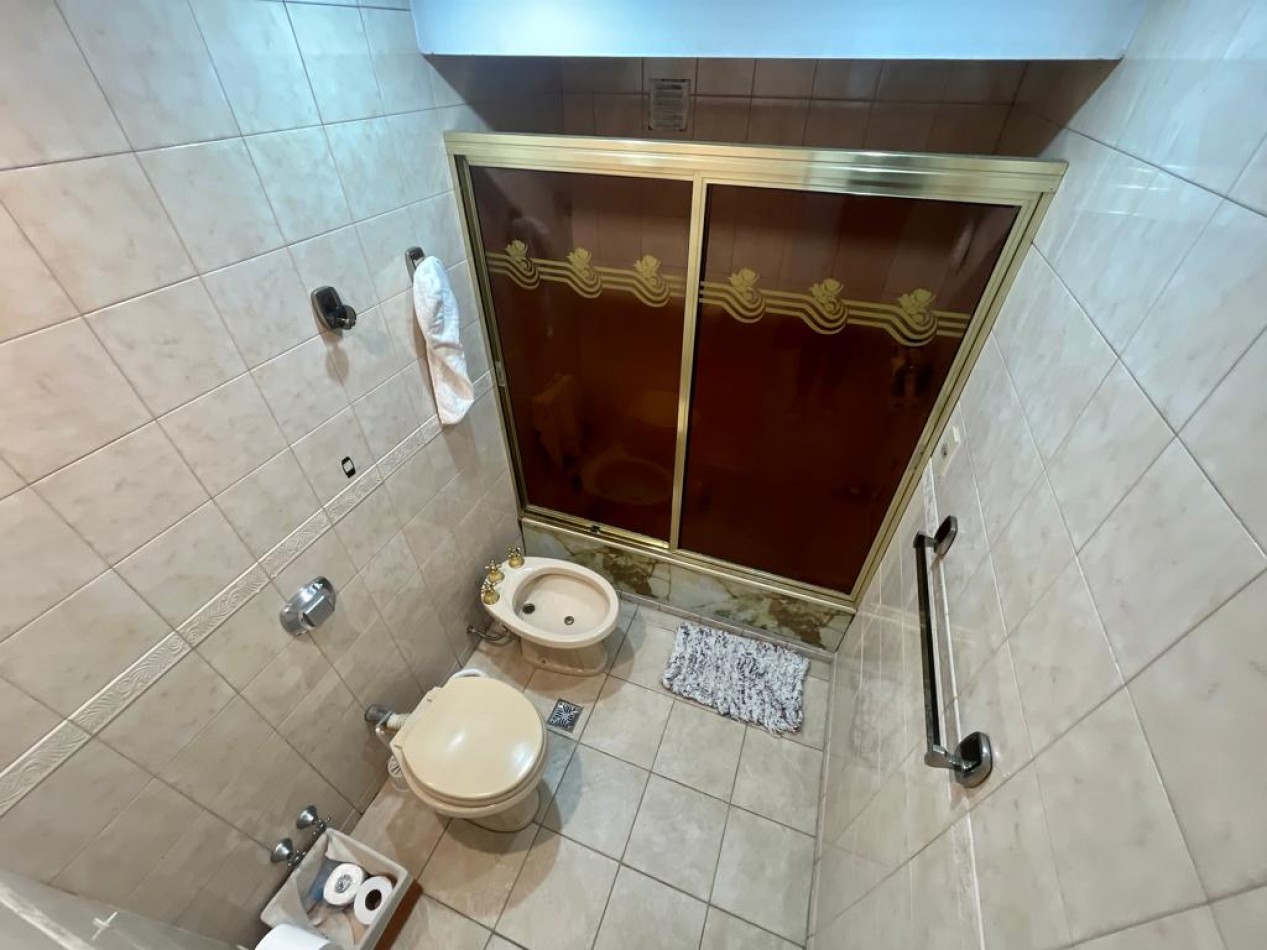 En Venta Casa cuatro ambientes, cochera doble, piscina, Excelente!! (Villa Lugano)