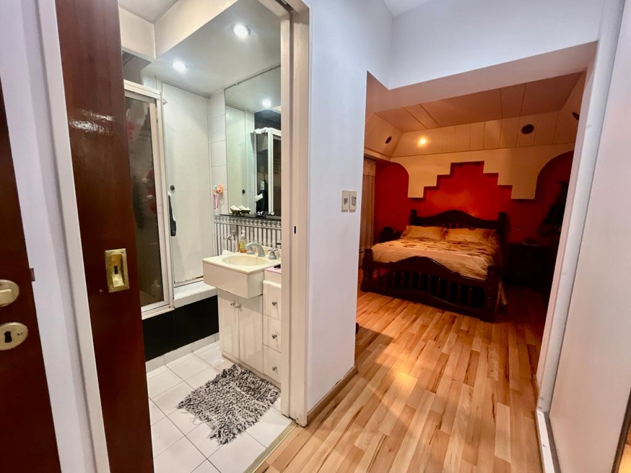 En Venta Casa cuatro ambientes, cochera doble, piscina, Excelente!! (Villa Lugano)