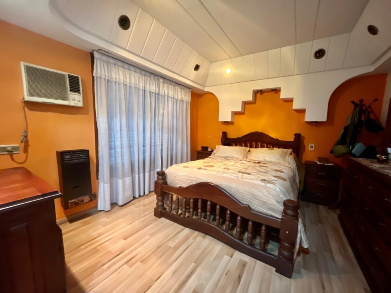 En Venta Casa cuatro ambientes, cochera doble, piscina, Excelente!! (Villa Lugano)