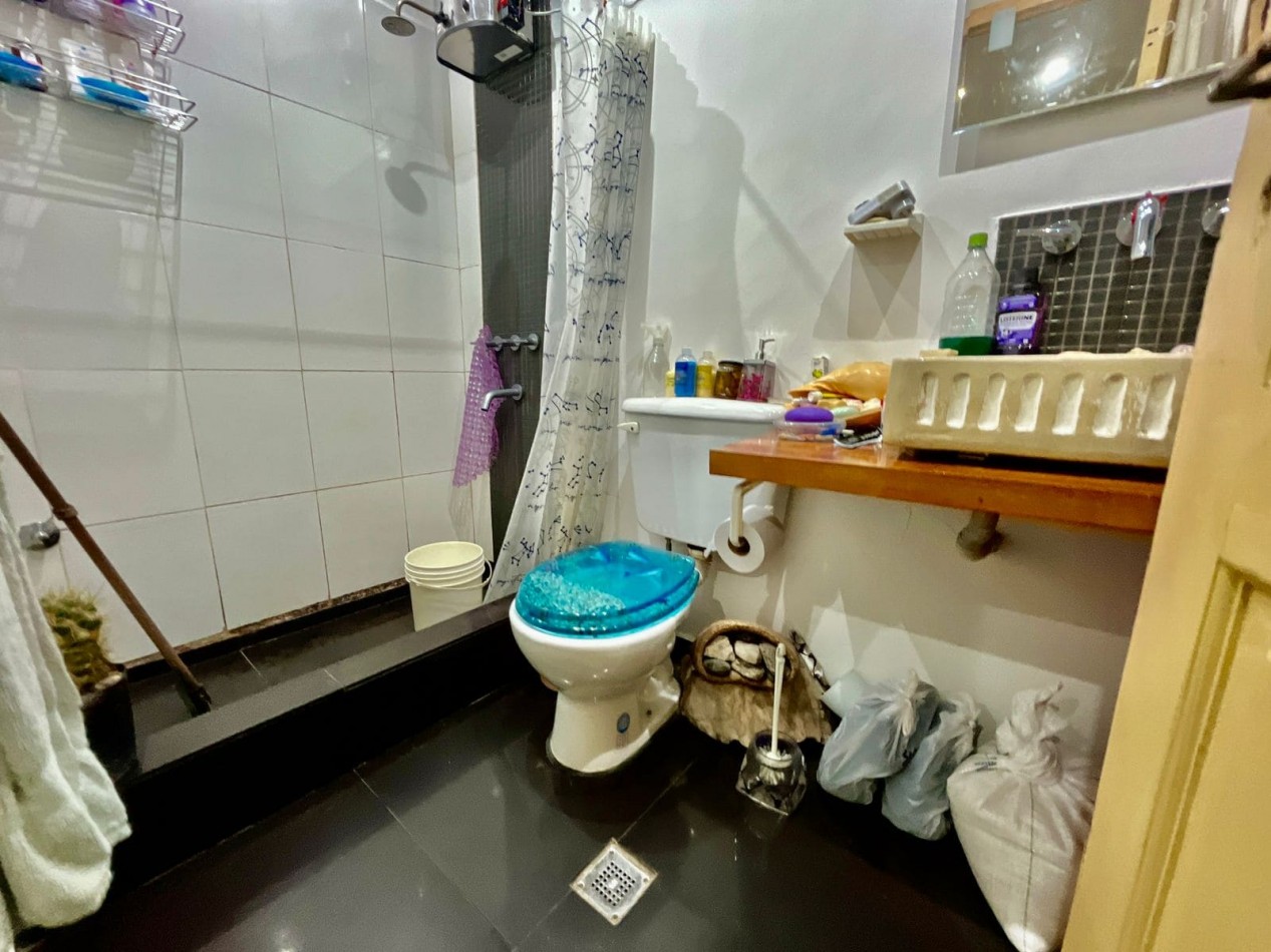 Se Vende PH dos ambientes, contrafrente (Barracas)