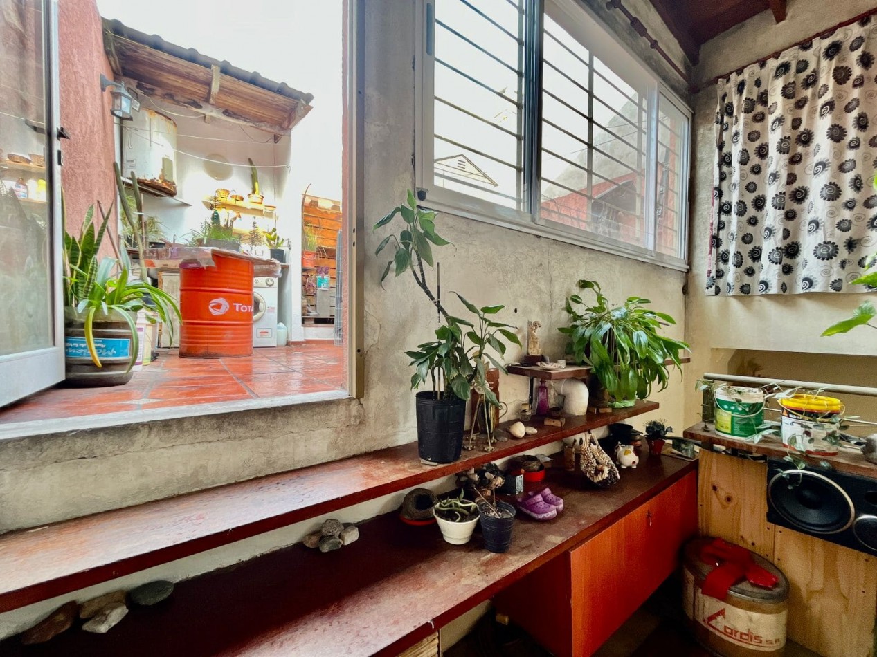 Se Vende PH dos ambientes, contrafrente (Barracas)