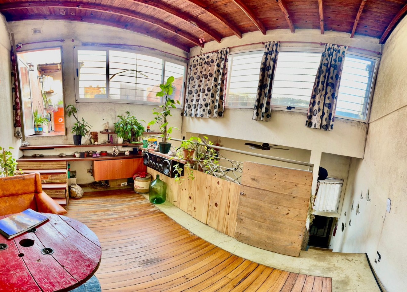 Se Vende PH dos ambientes, contrafrente (Barracas)