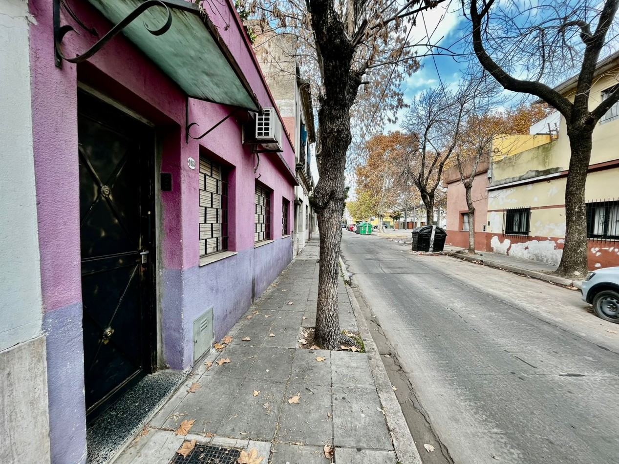 Se Vende PH dos ambientes, contrafrente (Barracas)