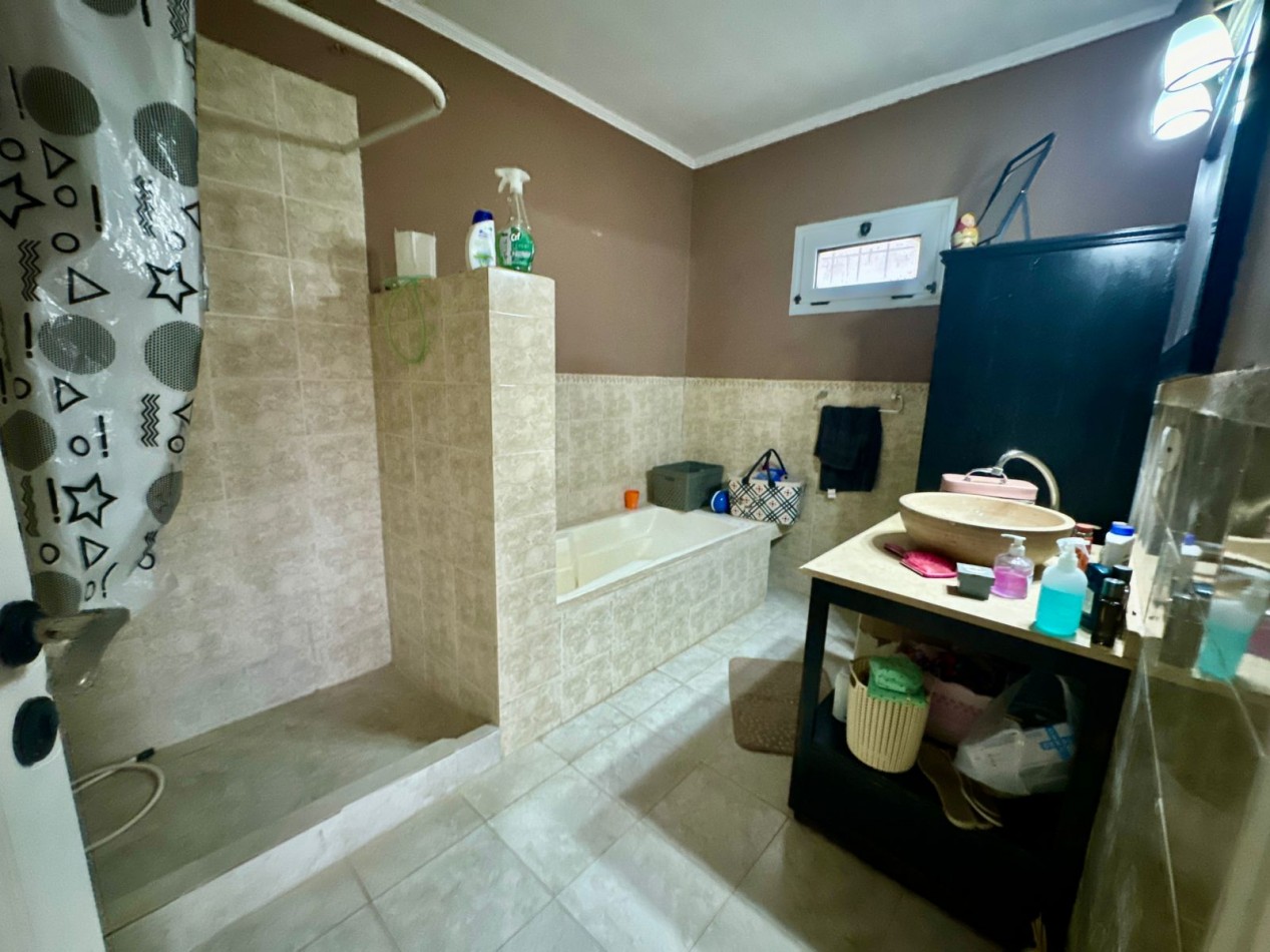 Se Vende Casa cuatro amb, con cochera, piscina (LOBOS) Facilidaddes de Pago