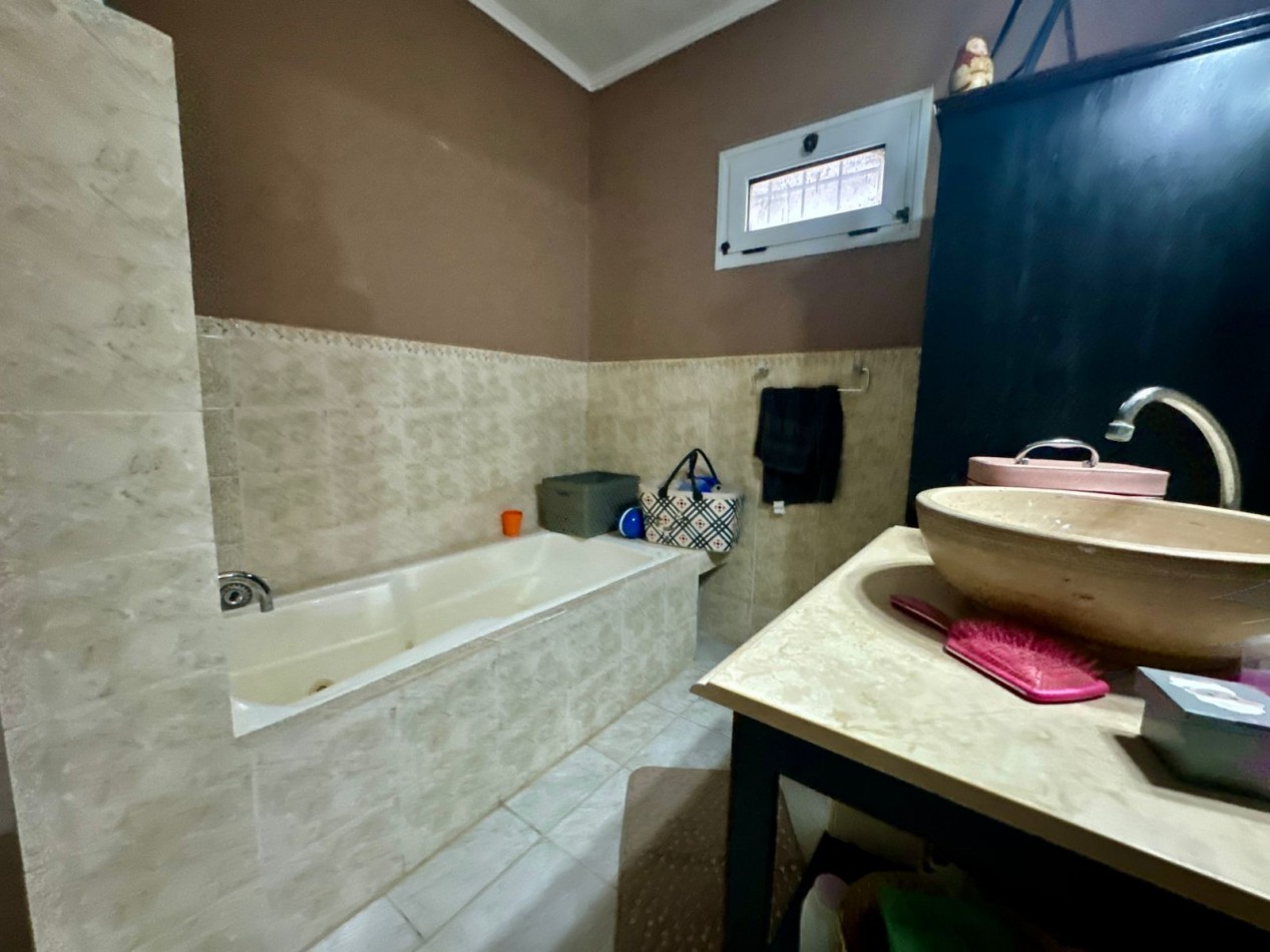 Se Vende Casa cuatro amb, con cochera, piscina (LOBOS) Facilidaddes de Pago