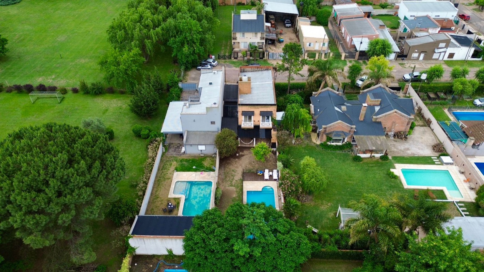 Se Vende Casa cuatro amb, con cochera, piscina (LOBOS) Facilidaddes de Pago