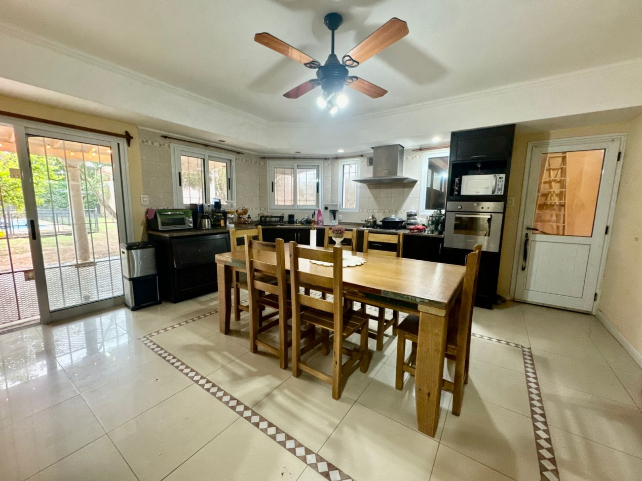 Se Vende Casa cuatro amb, con cochera, piscina (LOBOS) Facilidaddes de Pago