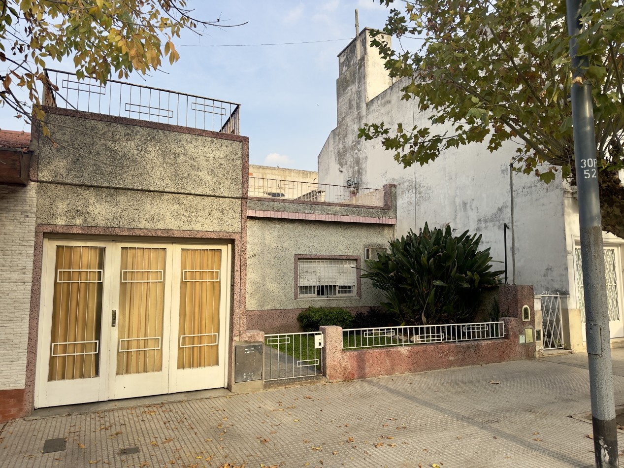 Se Vende Casa tres ambientes, con cochera doble(Villa Lugano)