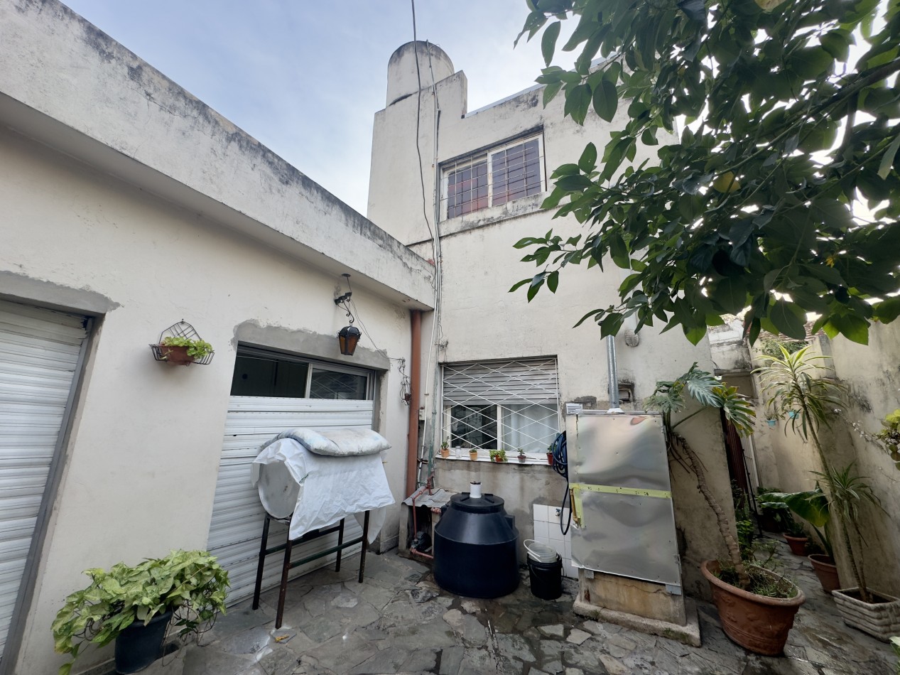 Se Vende Casa tres ambientes, con cochera doble(Villa Lugano)