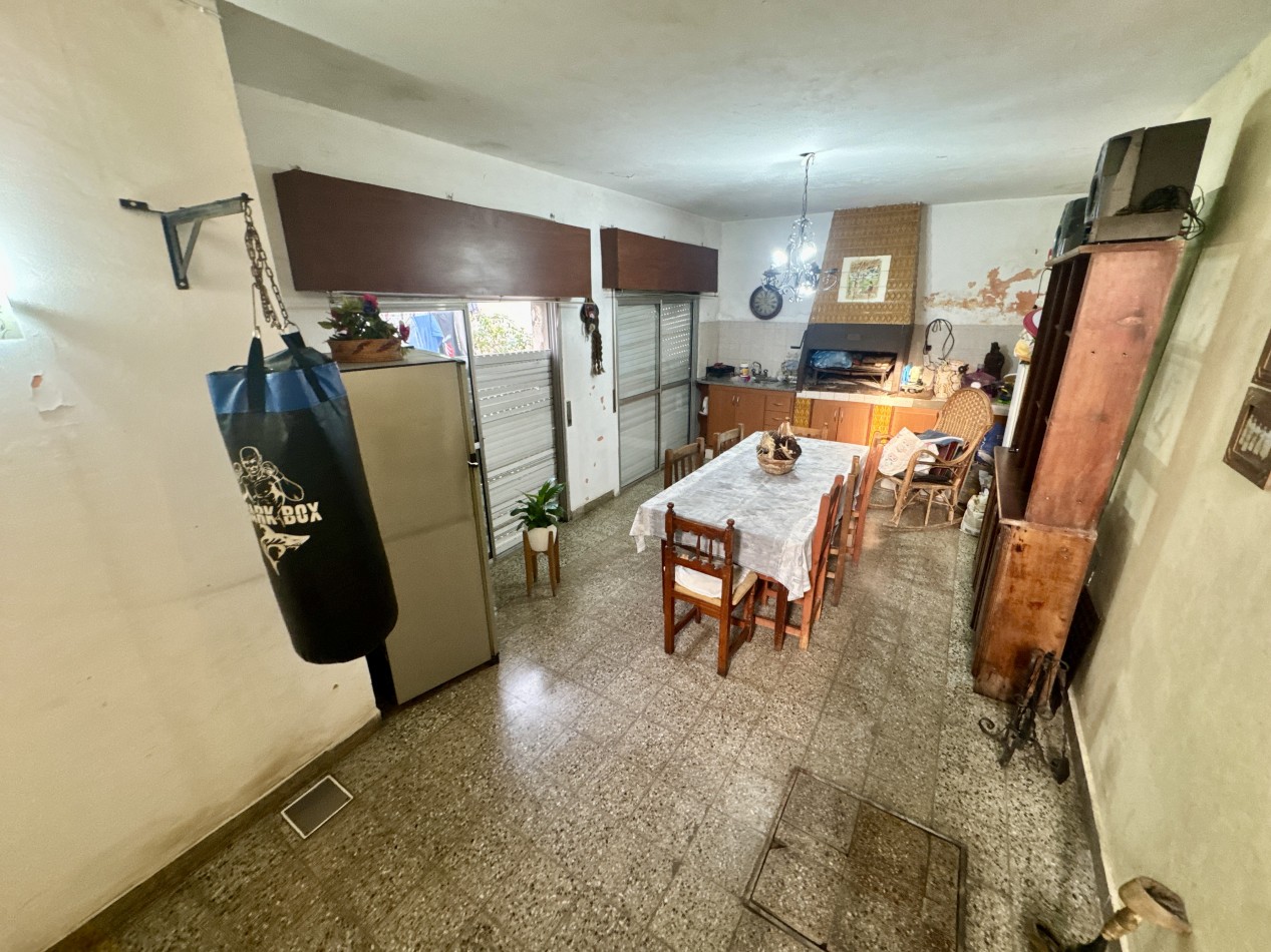 Se Vende Casa tres ambientes, con cochera doble(Villa Lugano)