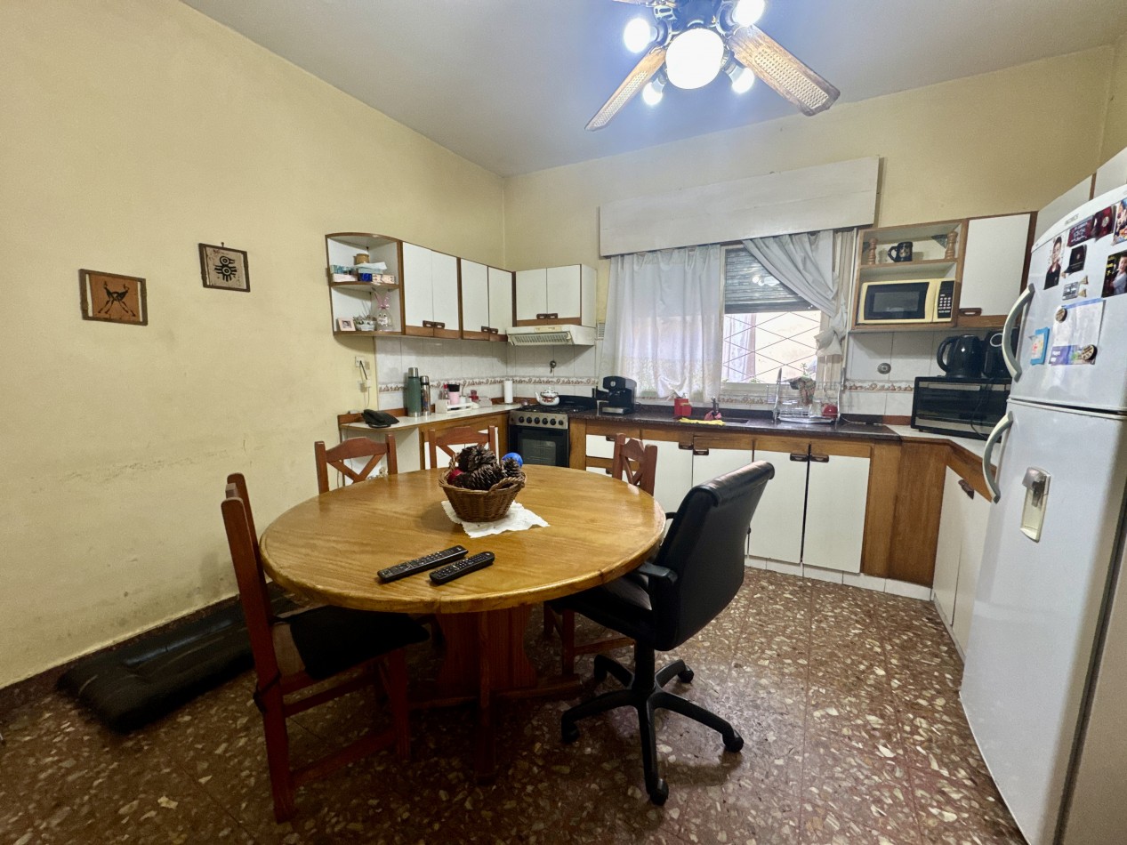 Se Vende Casa tres ambientes, con cochera doble(Villa Lugano)