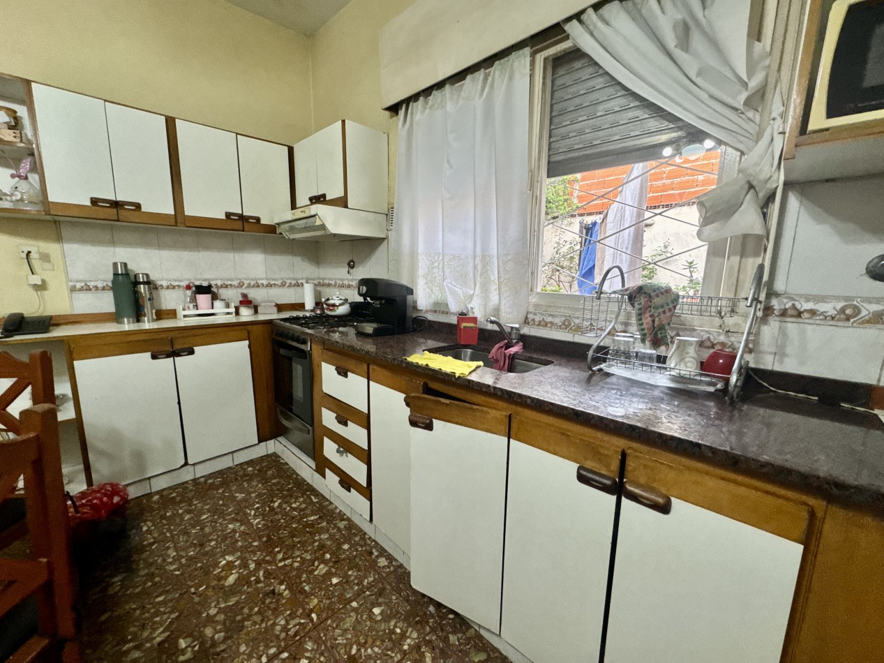 Se Vende Casa tres ambientes, con cochera doble(Villa Lugano)