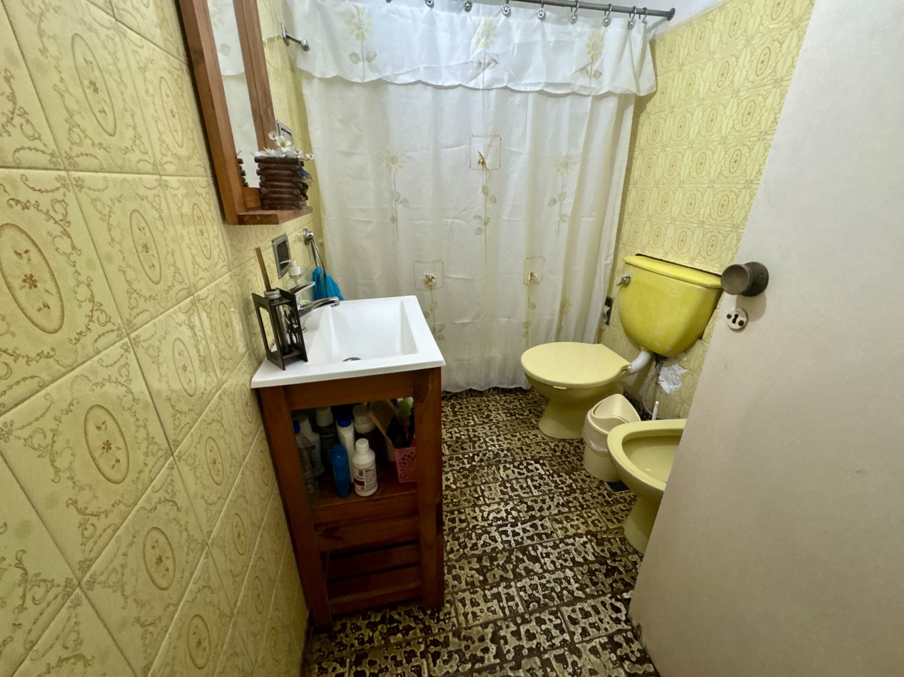 Se Vende Casa tres ambientes, con cochera doble(Villa Lugano)