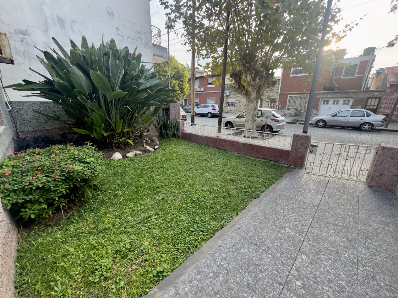Se Vende Casa tres ambientes, con cochera doble(Villa Lugano)