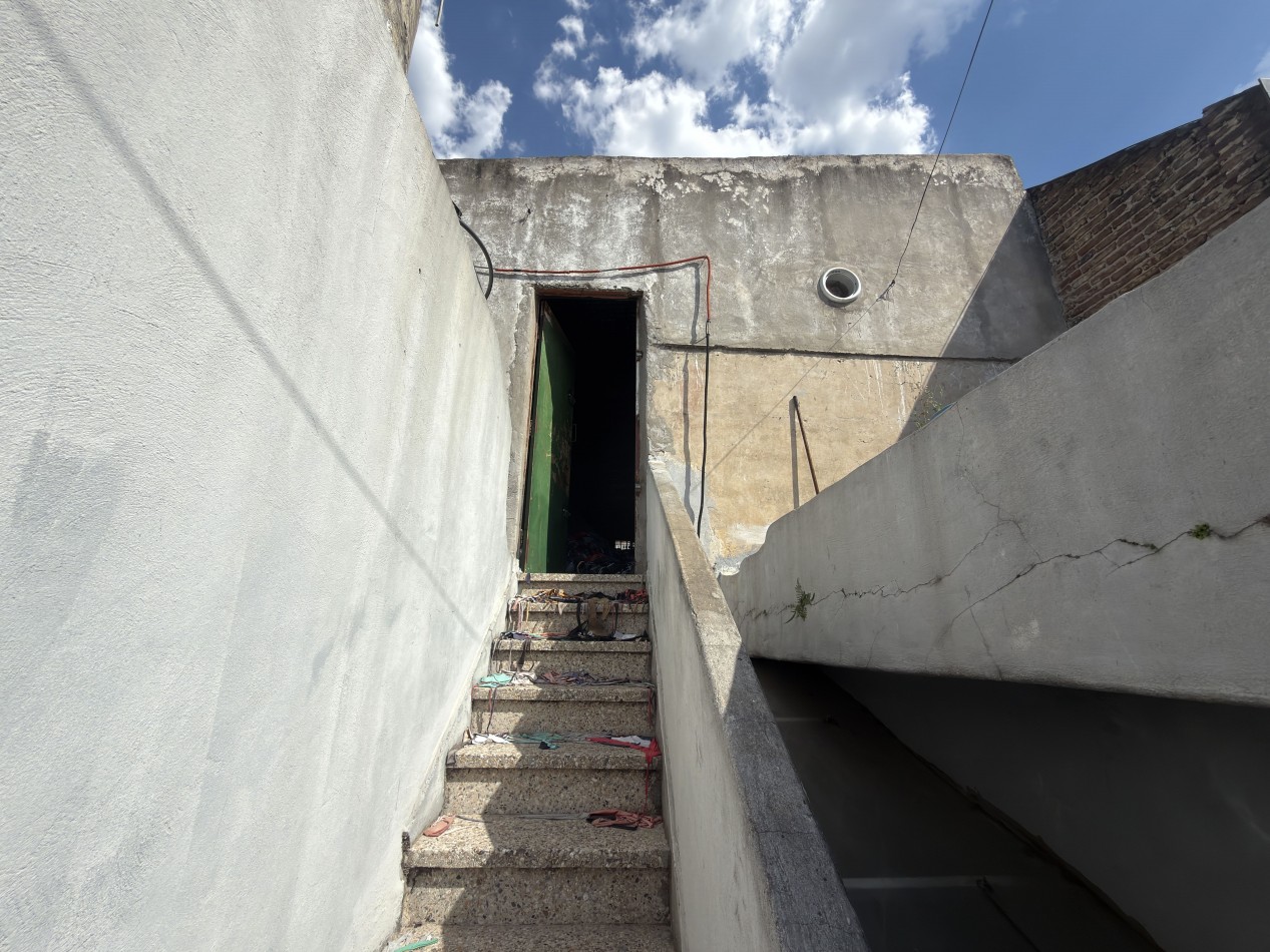 En Venta Casa-Galpon. Ideal Textil (Lomas del Mirador)