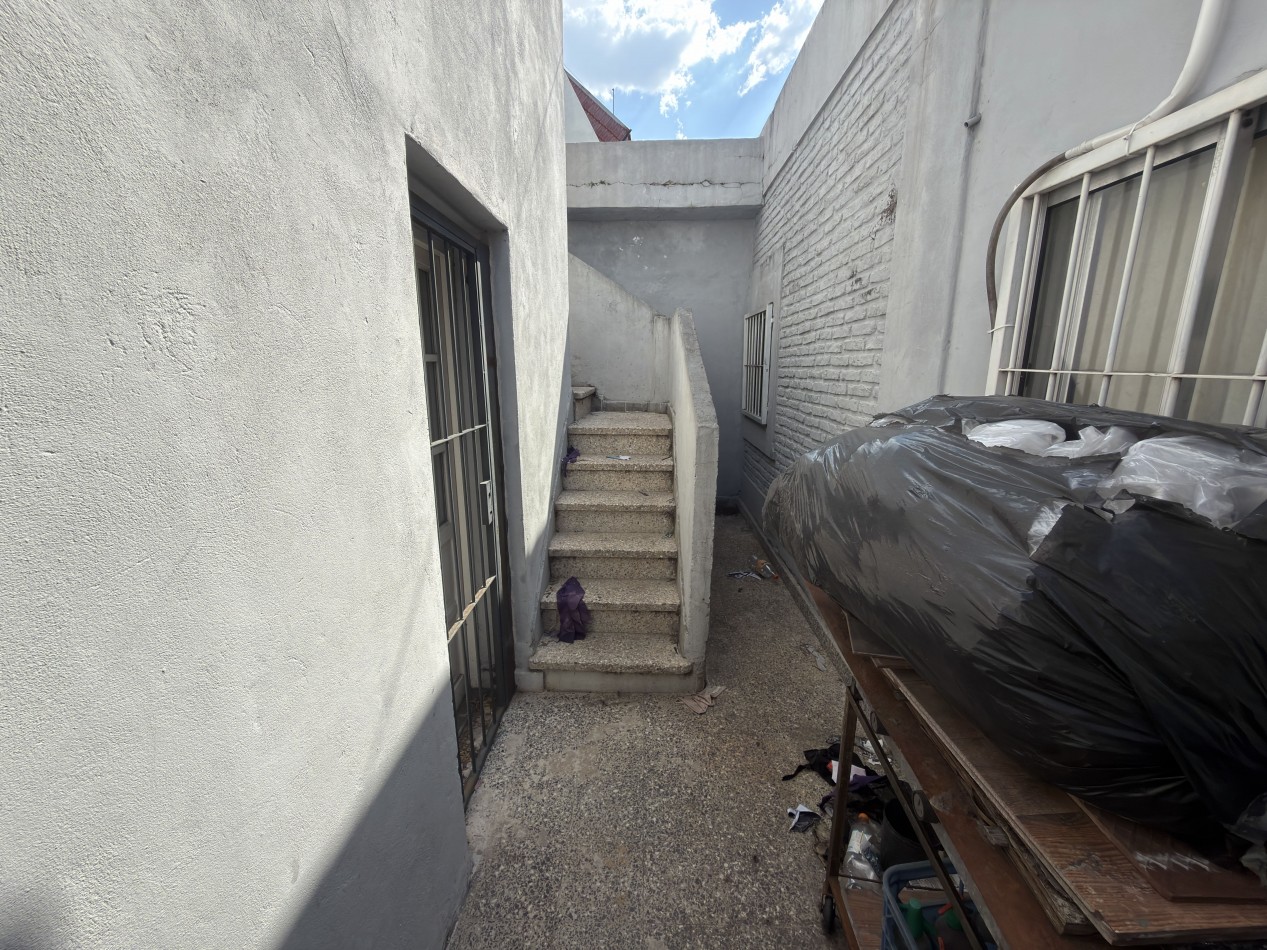 En Venta Casa-Galpon. Ideal Textil (Lomas del Mirador)