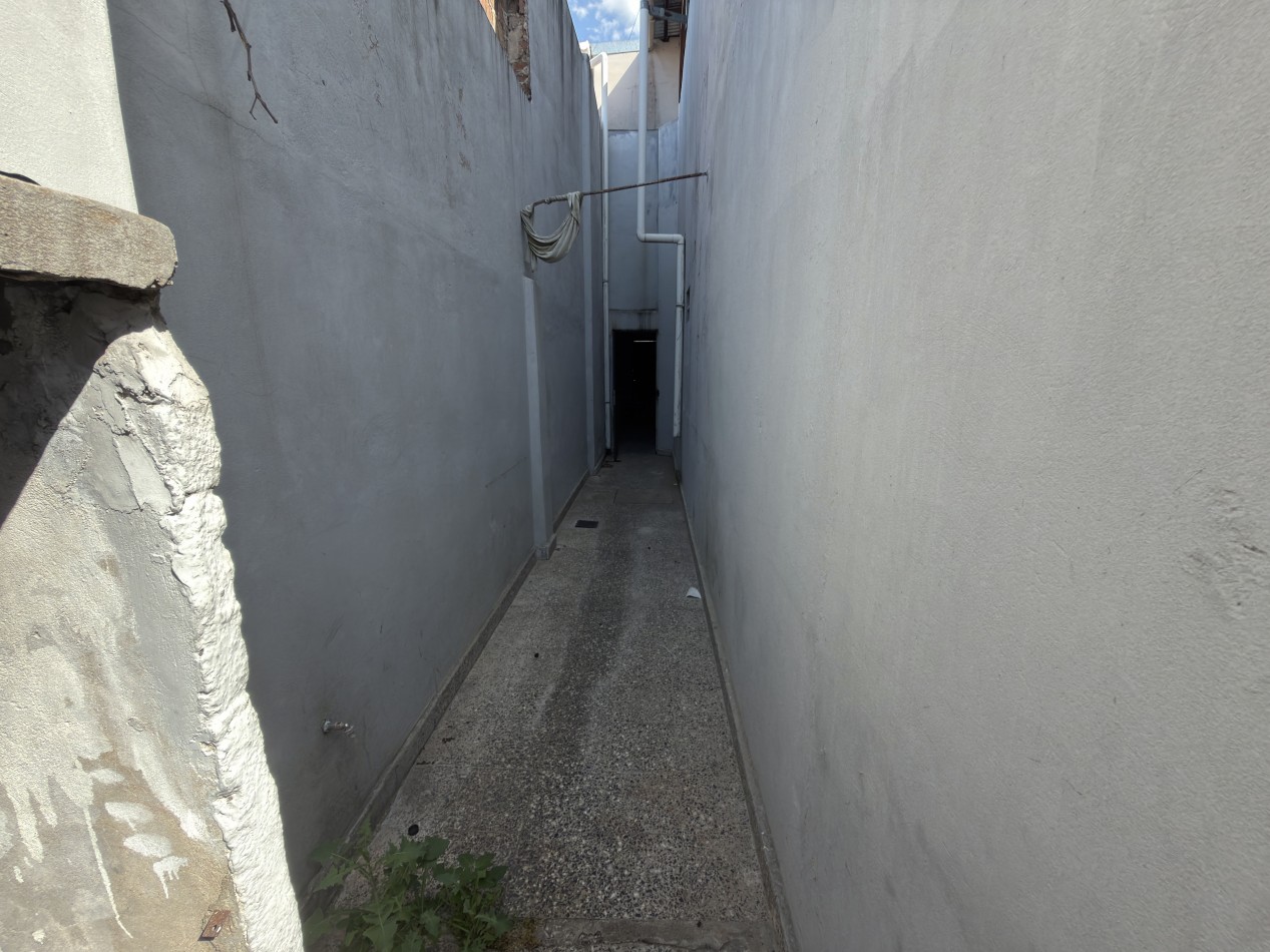 En Venta Casa-Galpon. Ideal Textil (Lomas del Mirador)