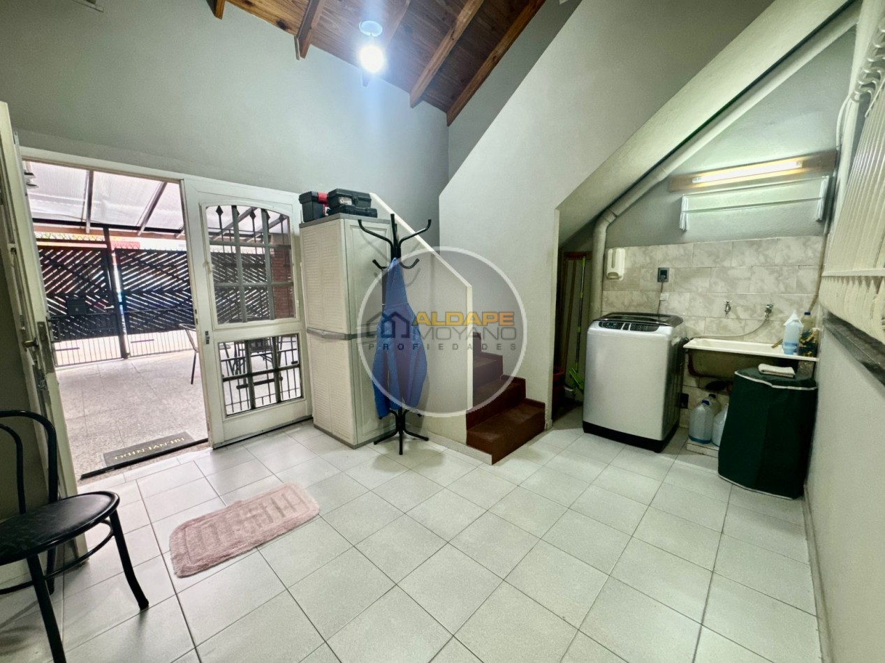 Se vende PH tipo casa, tres ambientes con cochera (Villa Lugano)