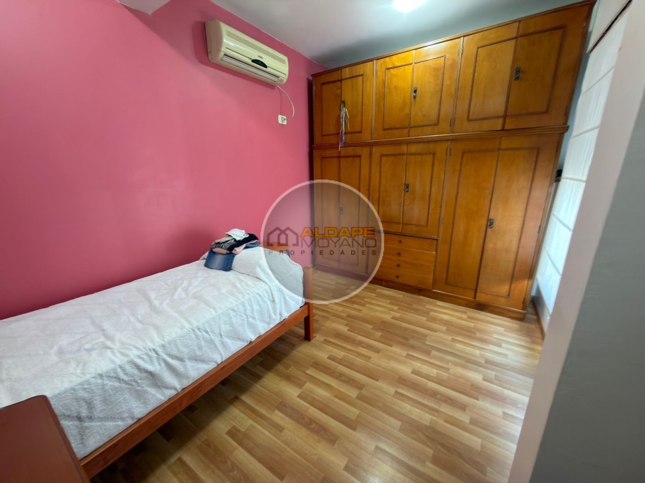 Se vende Casa, subdividada, ideal multifamilar, con cochera y quincho. (excelente estado)