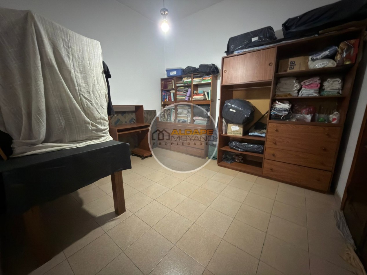 Se vende Casa, subdividada, ideal multifamilar, con cochera y quincho. (excelente estado)