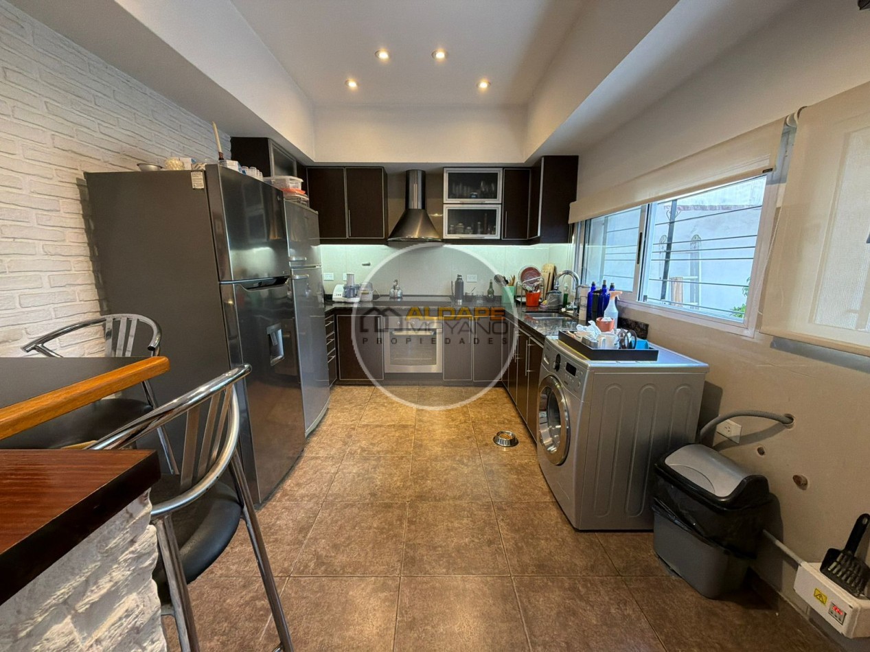 Se vende casa lote propio, cuatro ambientes, con cochera (Liniers)