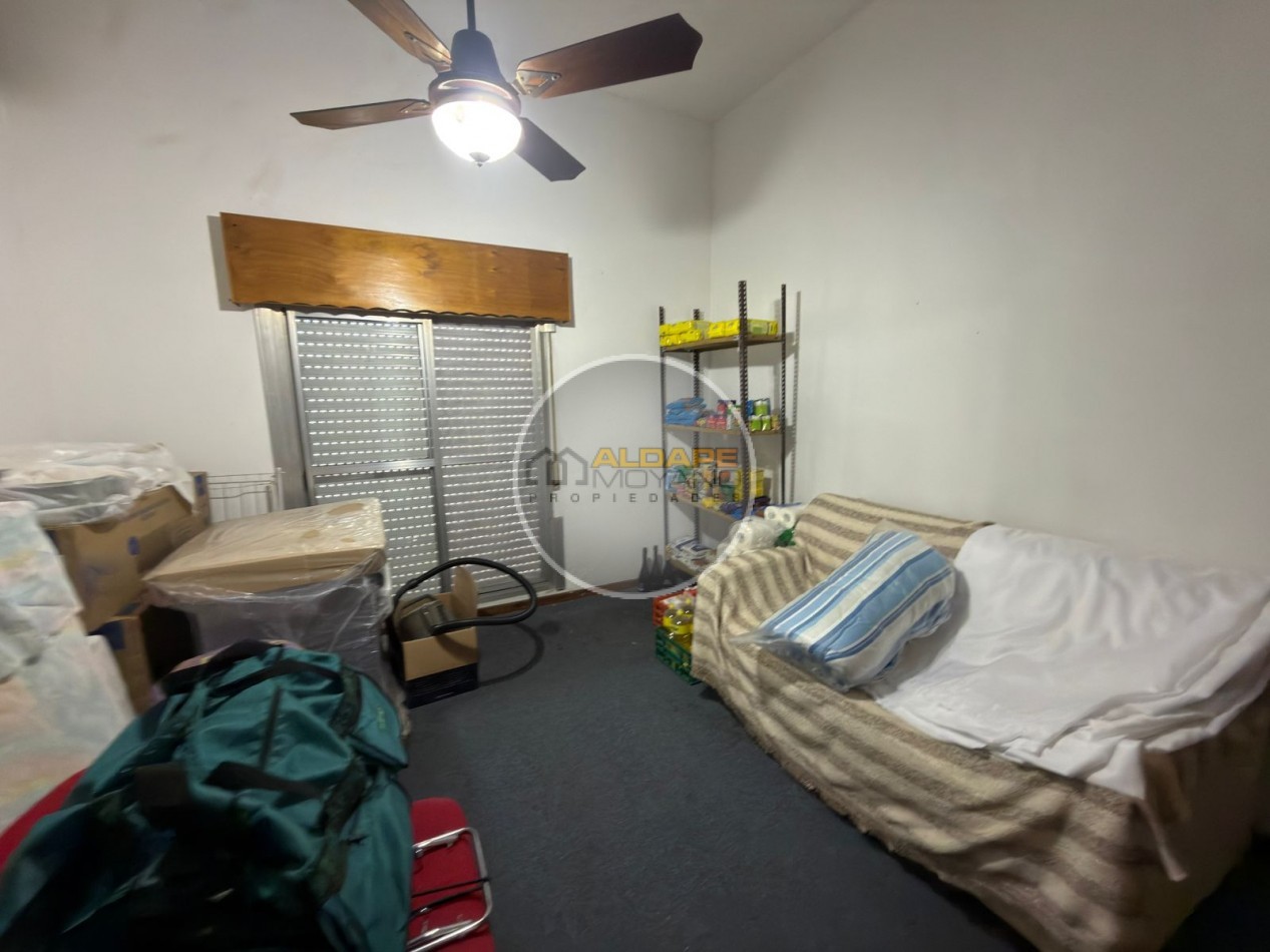 Se vende Casa, subdividada, ideal multifamilar, con cochera y quincho. (excelente estado)