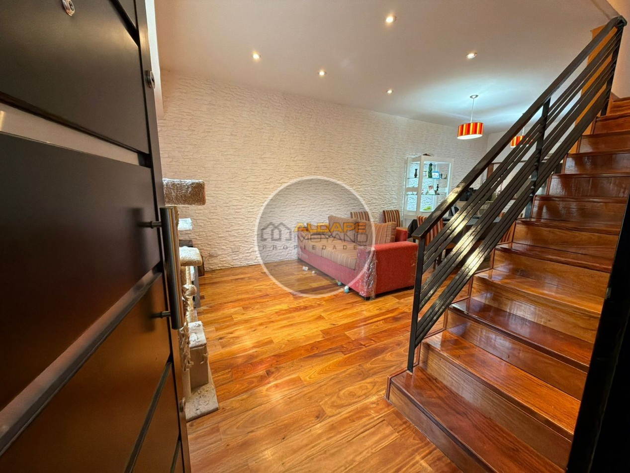 Se vende casa lote propio, cuatro ambientes, con cochera (Liniers)