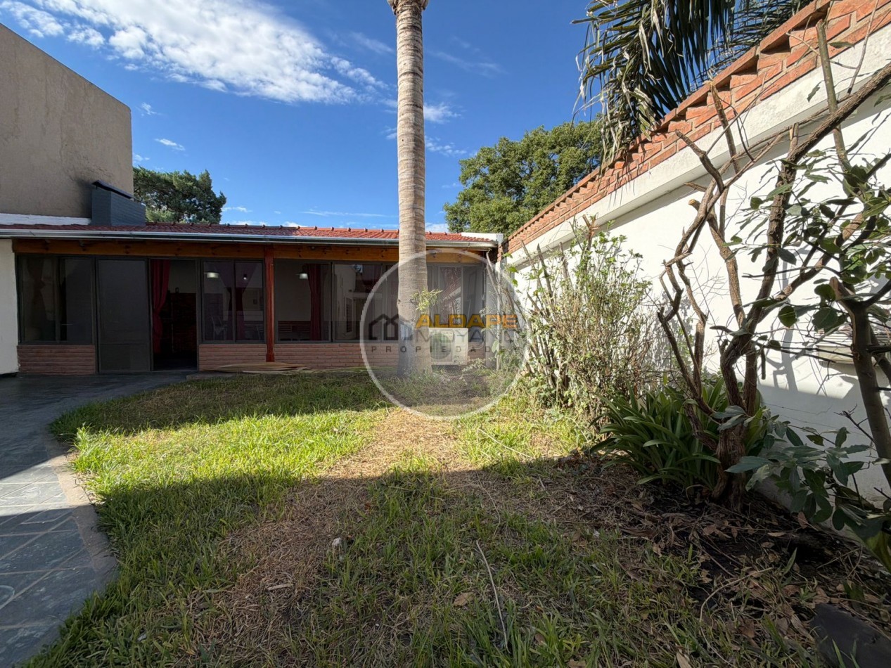 Se Vende Casa Cuatro ambientes, cochera doble, quincho (Banfield)