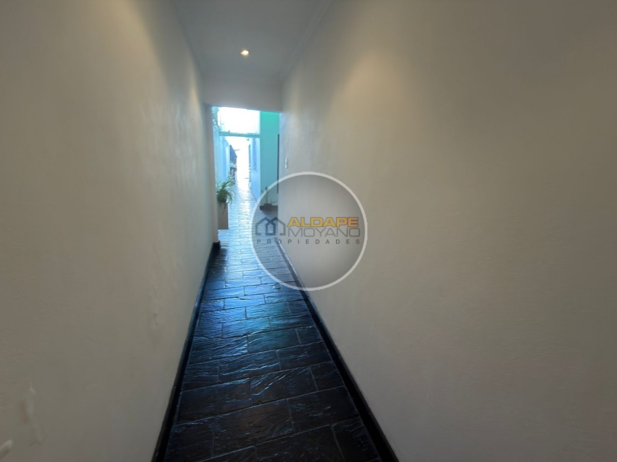 Se vende Casa, subdividada, ideal multifamilar, con cochera y quincho. (excelente estado)