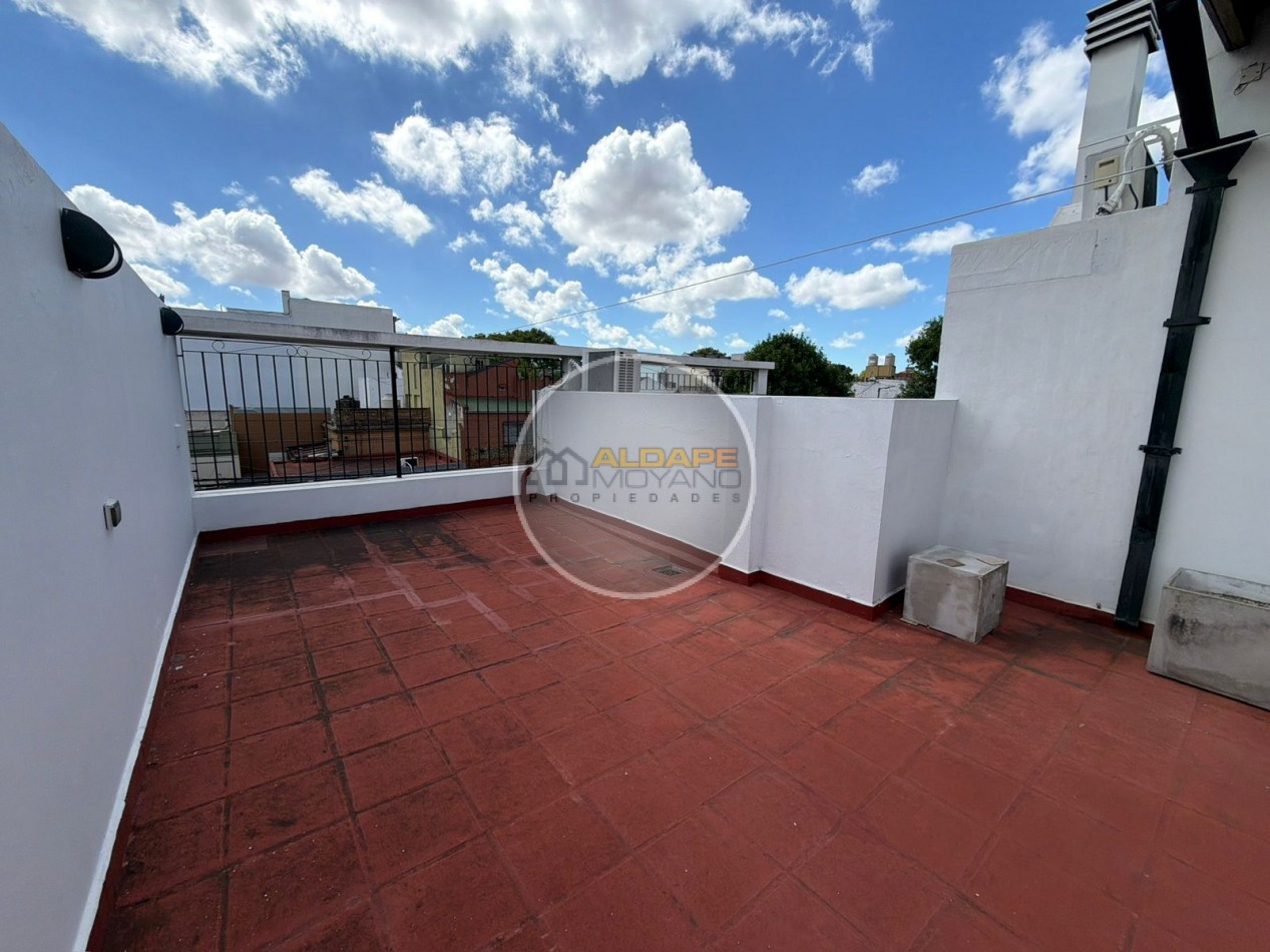 Se vende casa lote propio, cuatro ambientes, con cochera (Liniers)