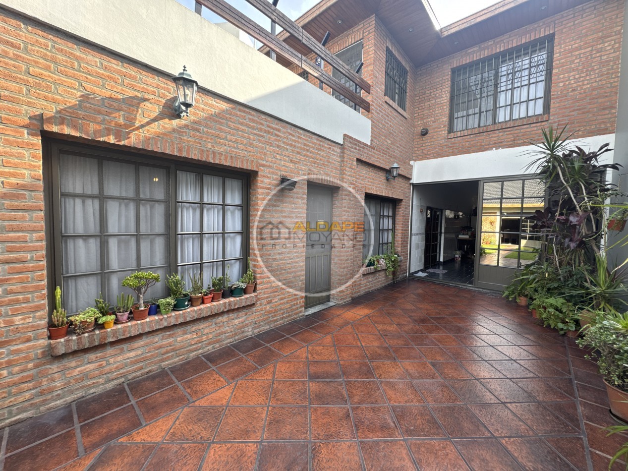 Se Vende Casa Cuatro ambientes, cochera pasante, Excelente (Lanus Oeste)